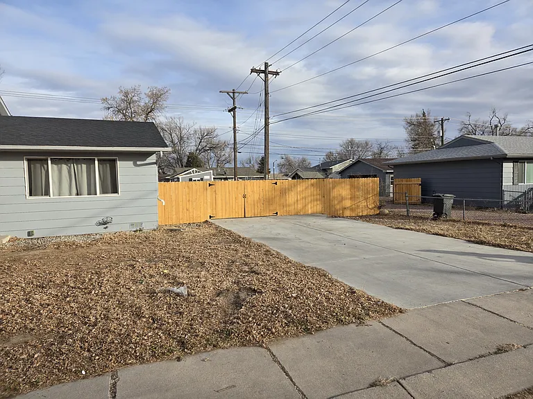 837 Hayden Dr — Photo 2