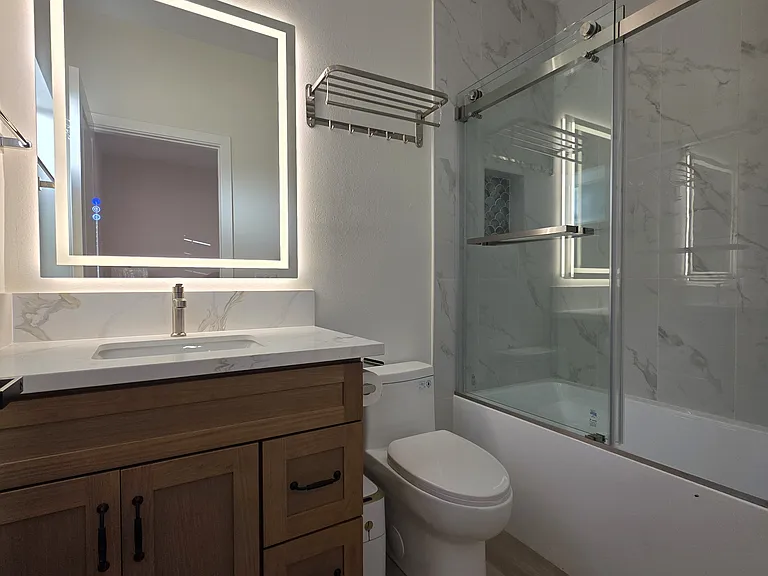 552 W Howard St — Photo 25