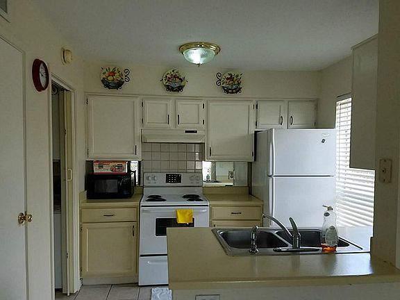 3rd image of 3900 Woodchase Dr #7