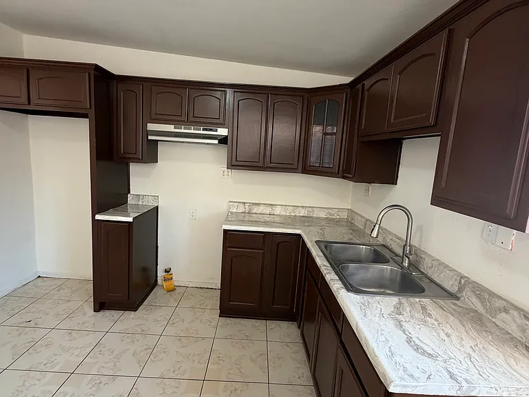 10933 Sampson Ave — Photo 9
