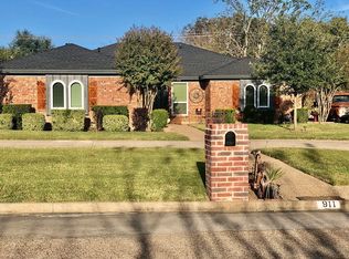 911 Stonelake Dr, Cleburne, TX 76033