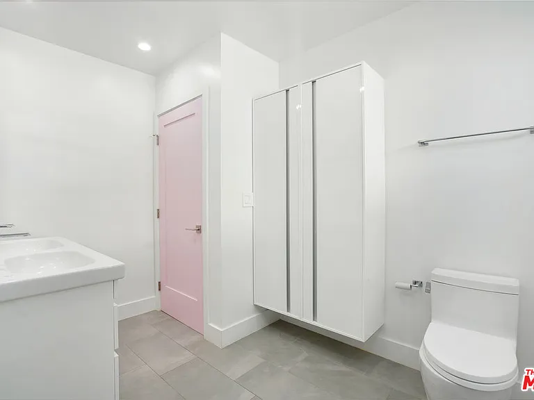 564 N Arden Blvd — Photo 22