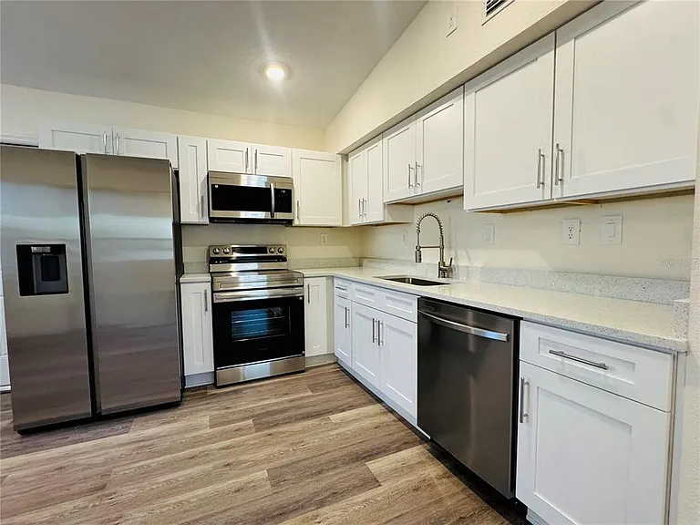 9805 N Myrtle St — Photo 3