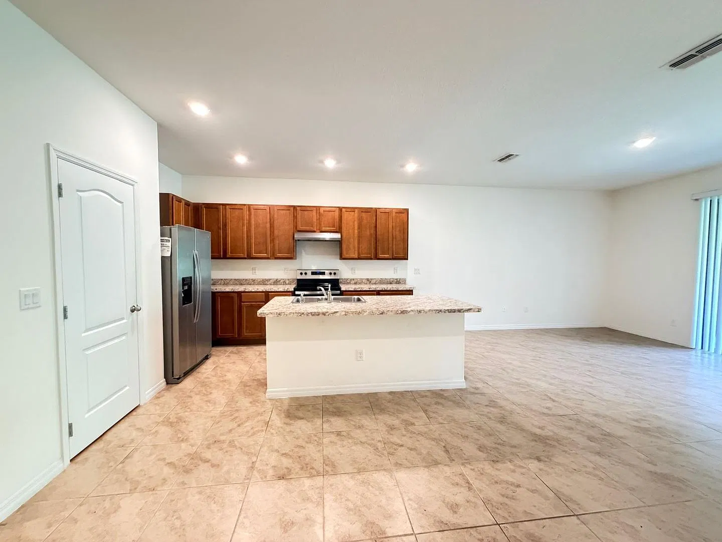 3 bed, 2.5 bath, 1758 sqft, $1,899 — Photo 3