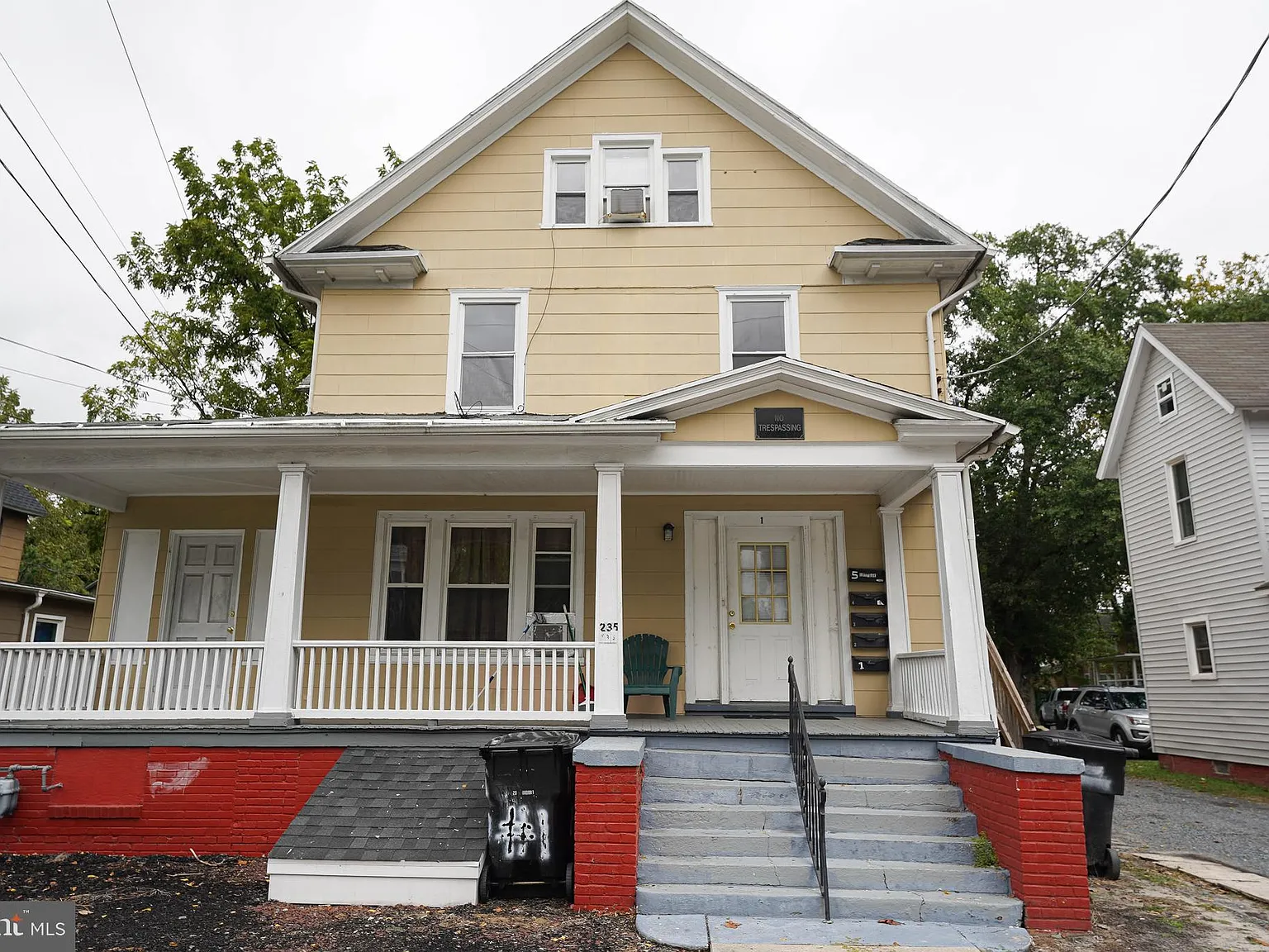 3 bed, 700 sqft, $995 — Photo 1