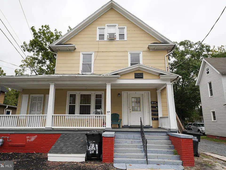 235 Newton St #4