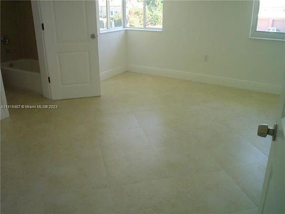 4th image of 2880 Pine Tree Dr #1