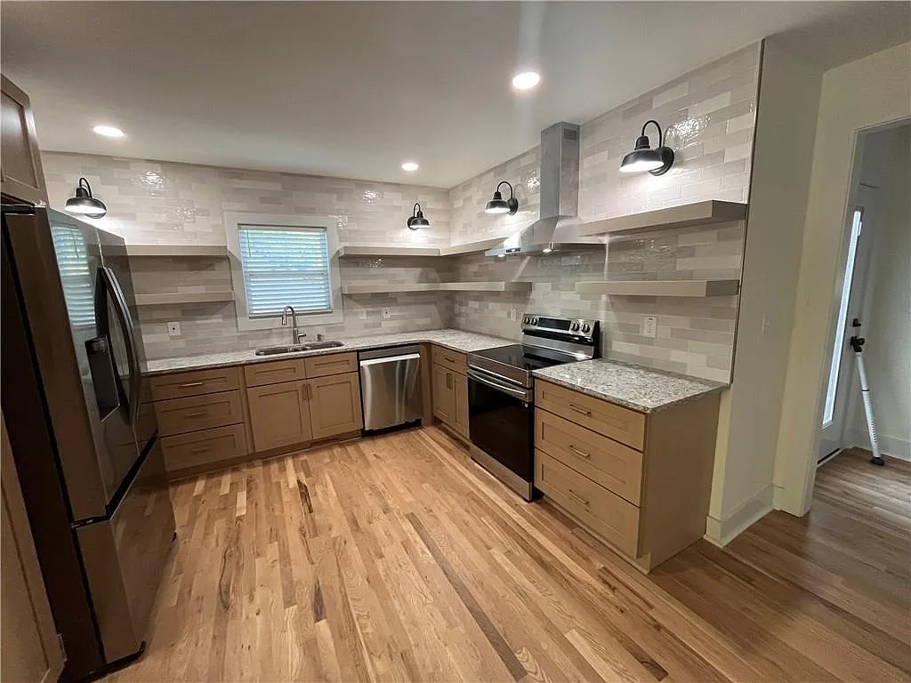 4 bed, 2.0 bath, 1194 sqft, $2,500 — Photo 2