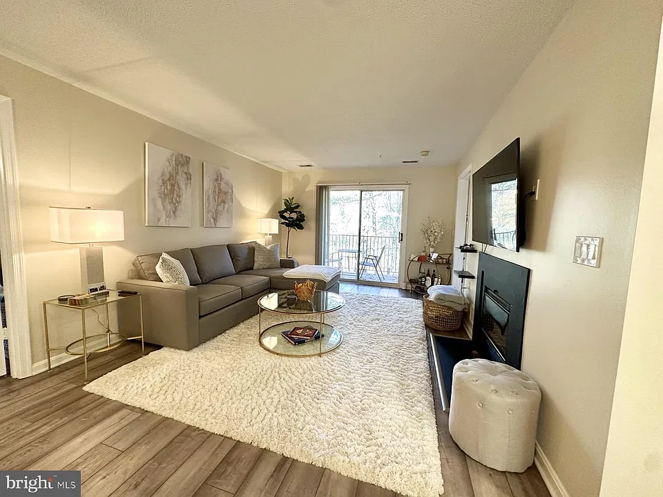 10001 Vanderbilt Cir #5-2