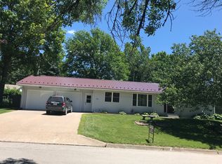 906 8th St, Kalona, IA 52247