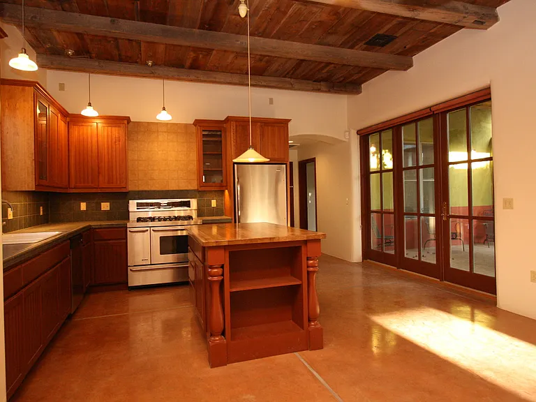 841 S Meyer Ave — Photo 4