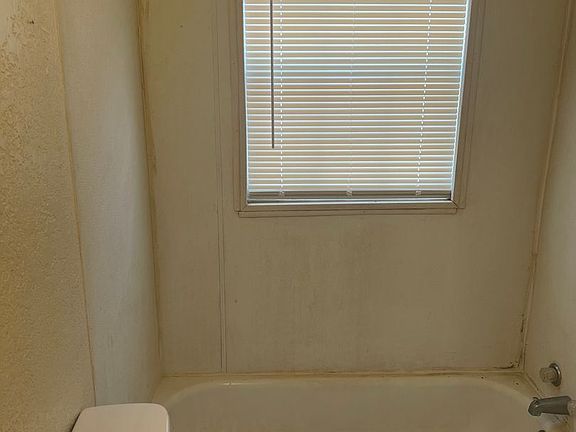 4th image of 1008 N Lake St APT A