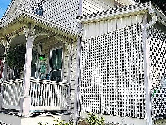 Side porch - covered 