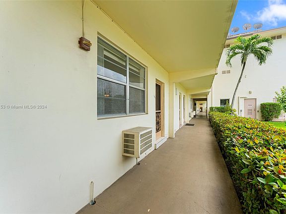 4th image of 16701 NE 13th Ave APT 105