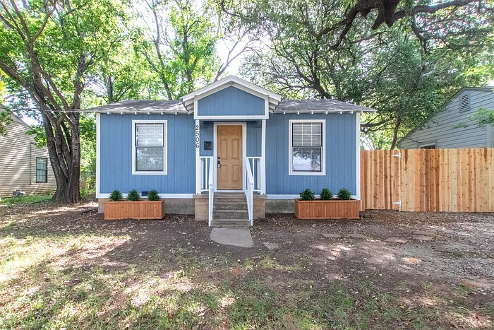 2506 N Elm St — Photo 2