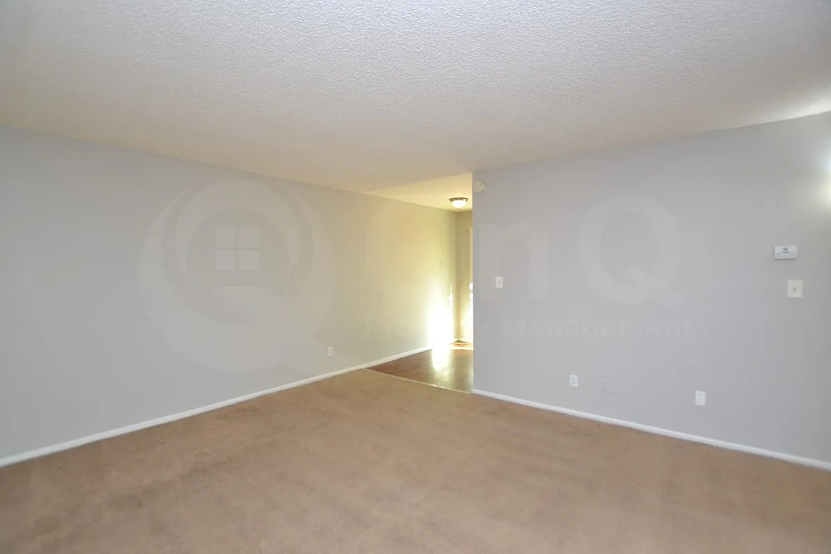 2 bed, 1.0 bath, 800 sqft, $1,049 — Photo 2
