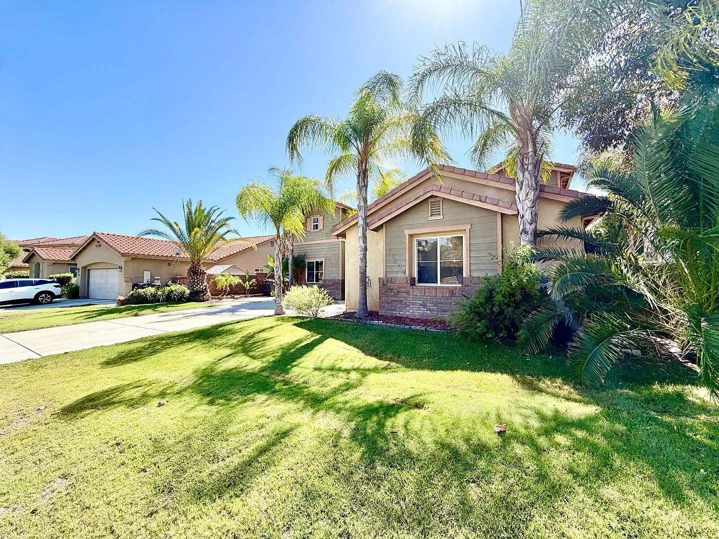 Large 5 Bedroom Home with Included SOLAR, Den & Loft — Photo 2