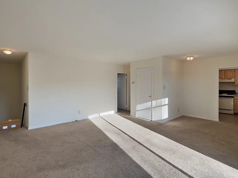 Pickwick Apartments — Photo 22
