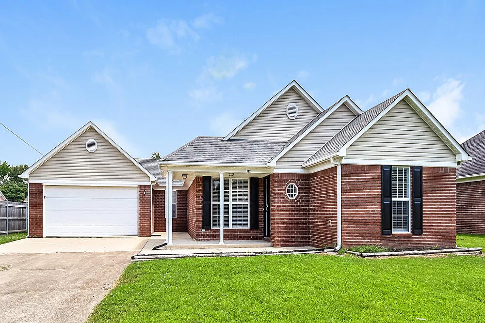 3 bed, 2.0 bath, 1299 sqft, $1,665 — Photo 1
