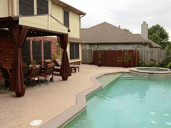 3rd image of 7411 Oak Walk Dr
