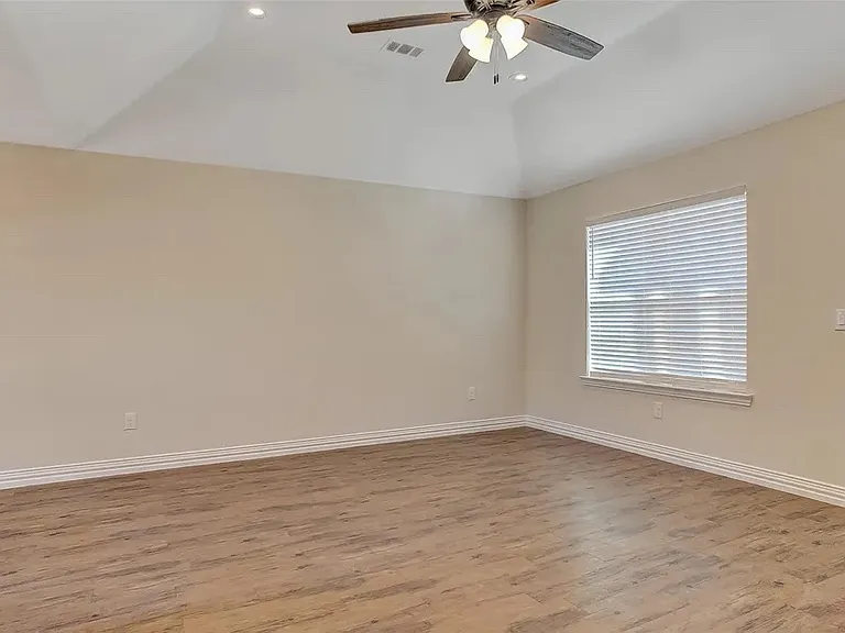 925 N Barrett Ave — Photo 4