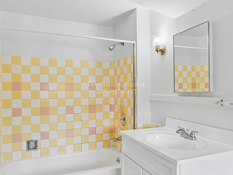 4315-4317 N Gantenbein Ave — Photo 33