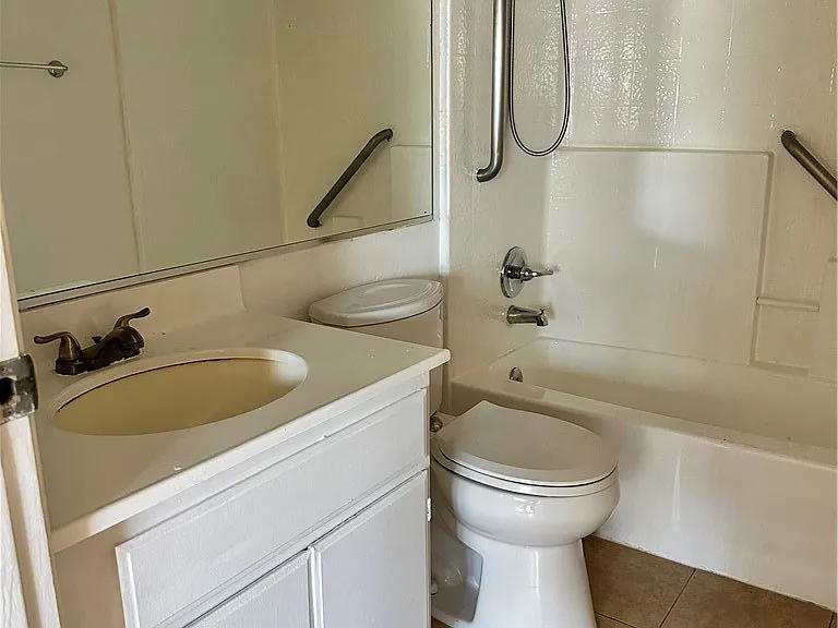 14801 Nordhoff St — Photo 7
