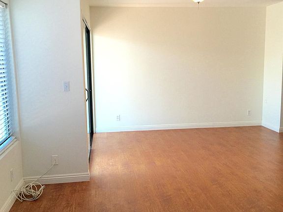4th image of 10574 Sunland Blvd Unit 2