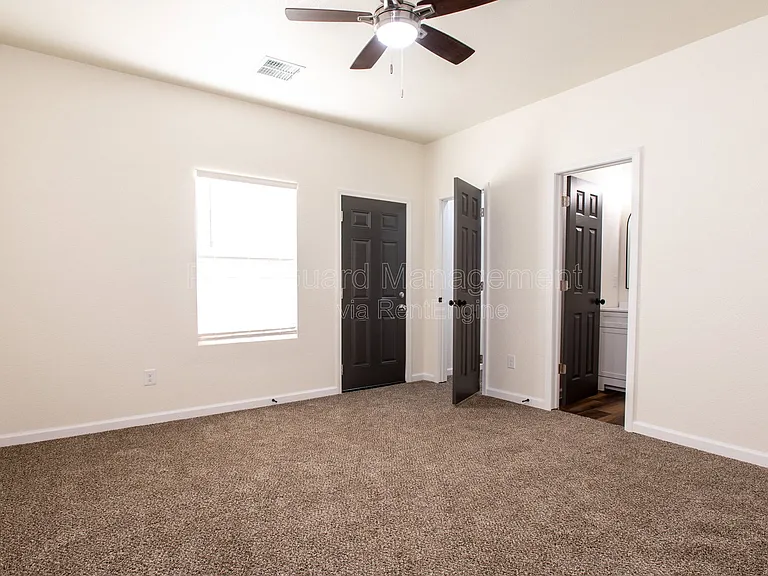 315 S Green St — Photo 15