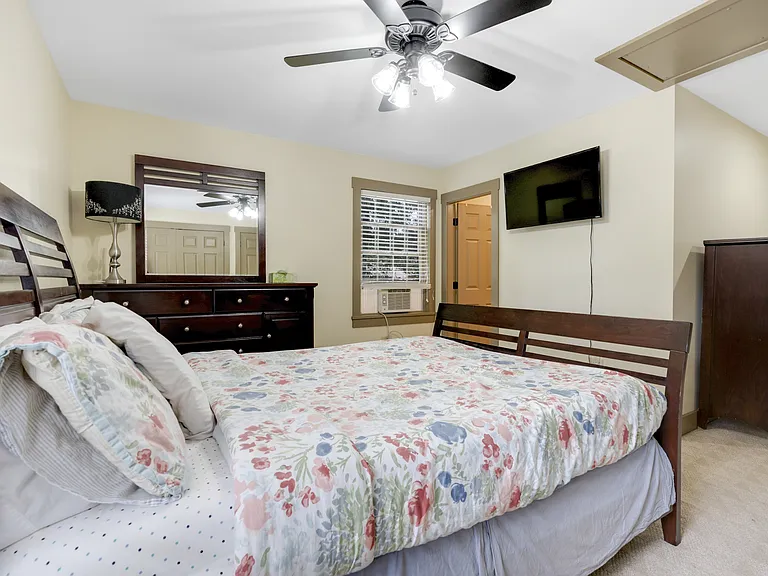 13 Andrew Ave — Photo 41