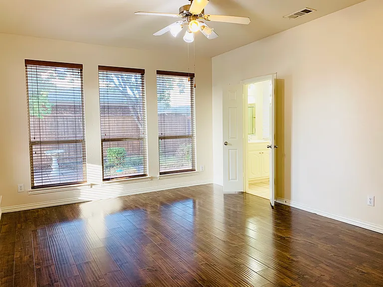 1505 Somerset Dr — Photo 3