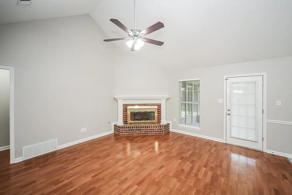 3 bed, 2.0 bath, 1600 sqft, $1,865 — Photo 4