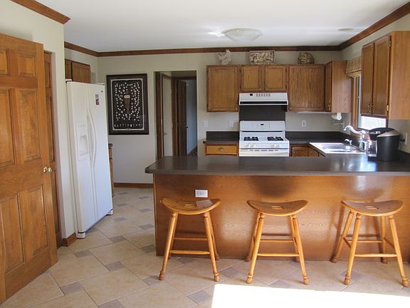 3rd image of 940 Wellington Ct