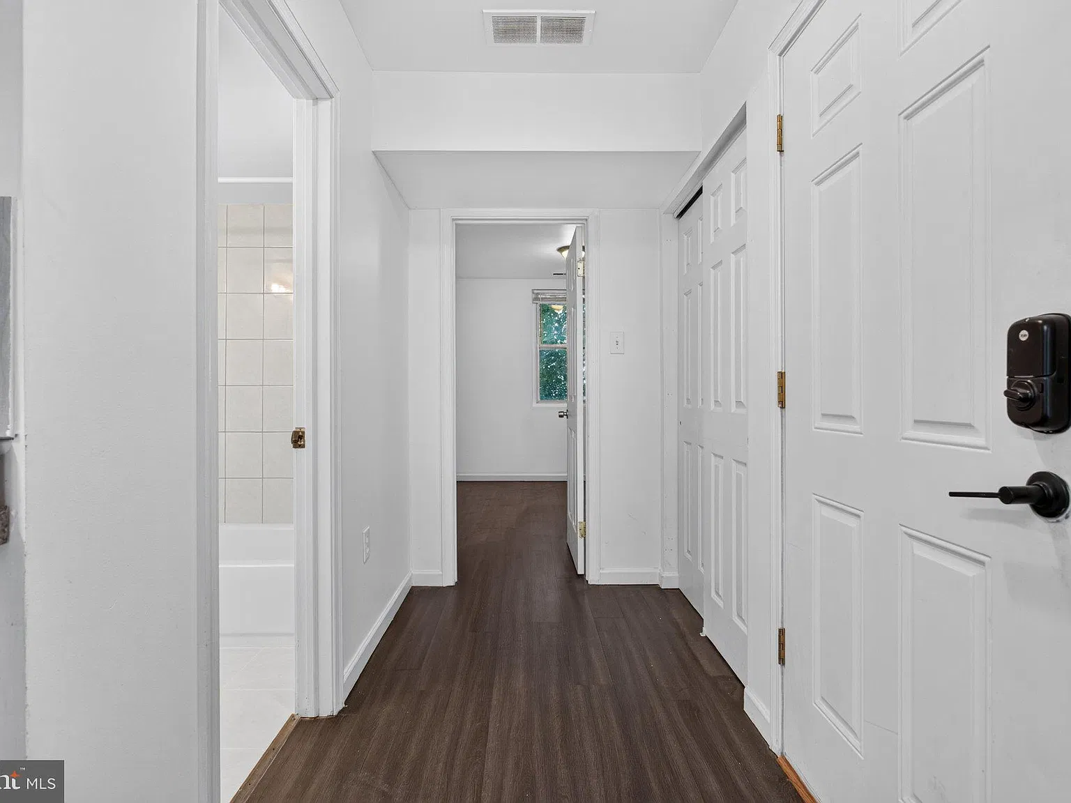 3 bed, 2.0 bath, 1300 sqft, $1,900 — Photo 4