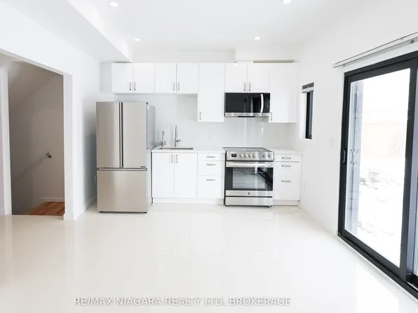 68 1st St Unit B, Welland, ON L3B 4R9