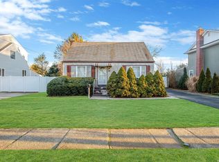 21 Pinehurst Rd, Farmingdale, NY 11735