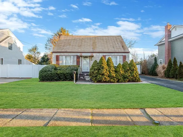 21 Pinehurst Road, Farmingdale, NY 11735