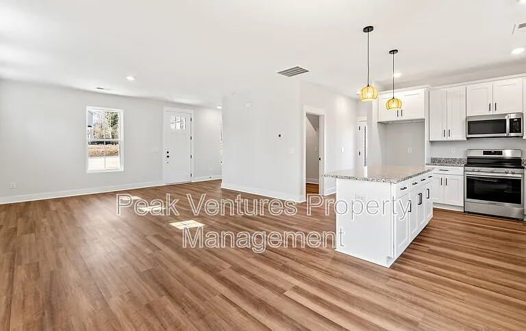 104 Norbert Ln — Photo 2