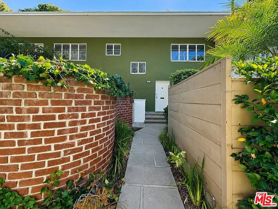 2 bed, 1.0 bath, 982 sqft, $2,800 — Photo 2