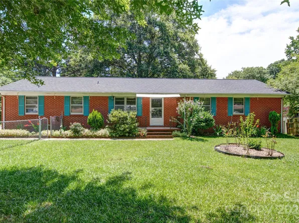 318 Meadowbrook Dr, Matthews, NC 28104