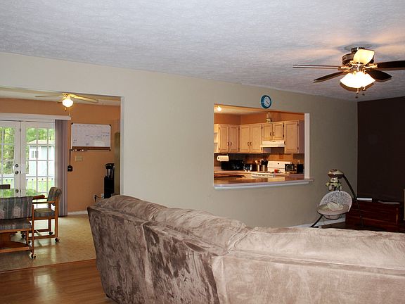 5th image of 482 Blue Bird Ln