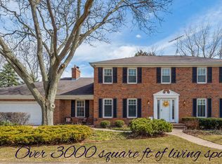 2S567 White Birch Ln, Wheaton, IL 60189