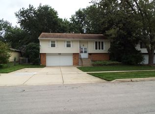 529 Ridge Cir, Streamwood, IL 60107