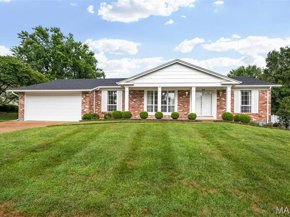 318 Royal Village Dr, Ballwin, MO 63011