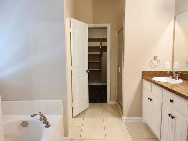 217 Creekwood Dr — Photo 7