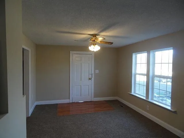 3 bed, 1.0 bath, 945 sqft, $1,175 — Photo 3