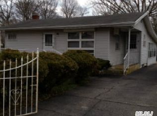 42 Palmetto Dr, Shirley, NY 11967
