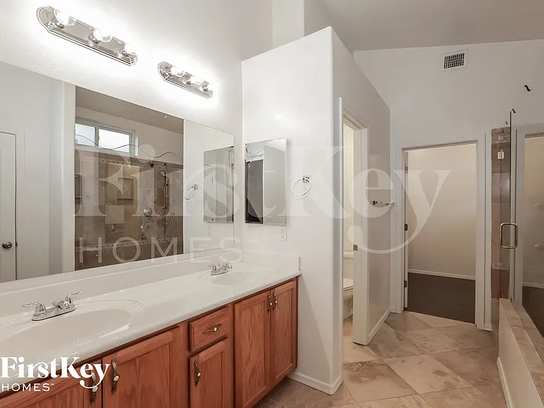 1027 W Samantha Way — Photo 10
