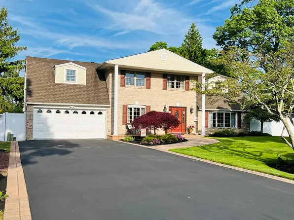 89 S Bay Ave, Islip, NY 11751