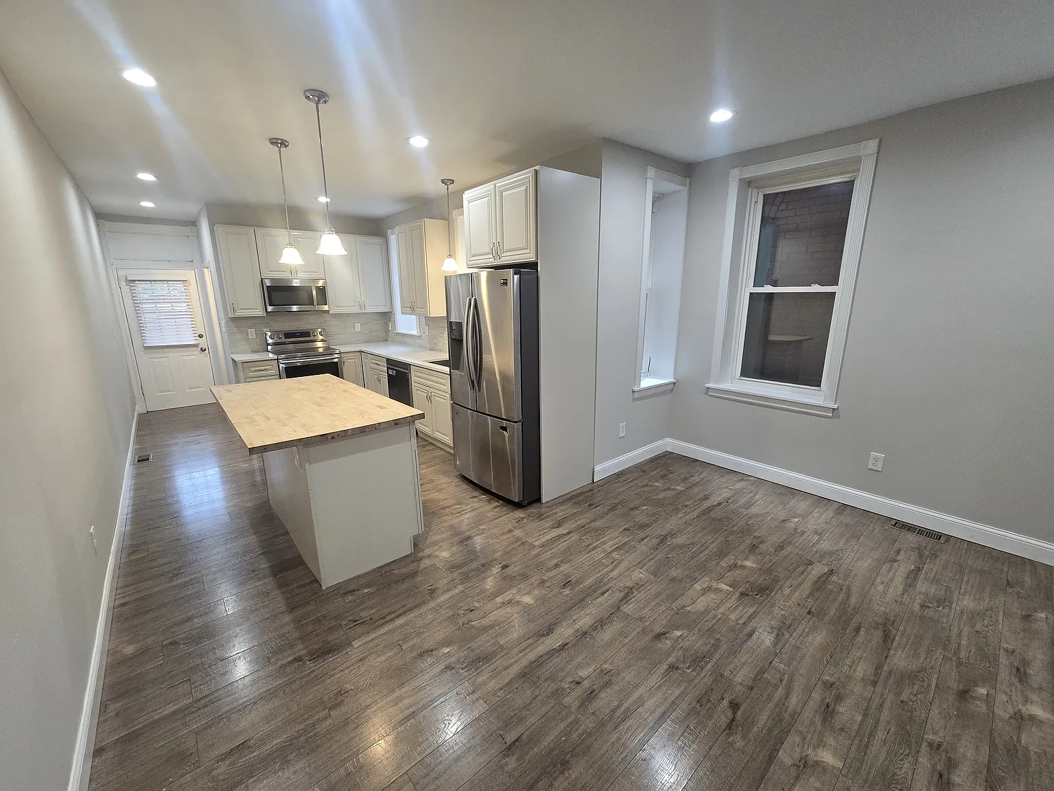 3 bed, 2.5 bath, 3690 sqft, $2,450 — Photo 4